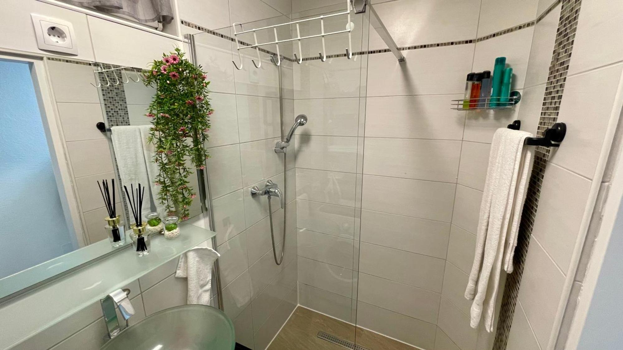 Zentrale, Moderne Wohnung In Грац Экстерьер фото